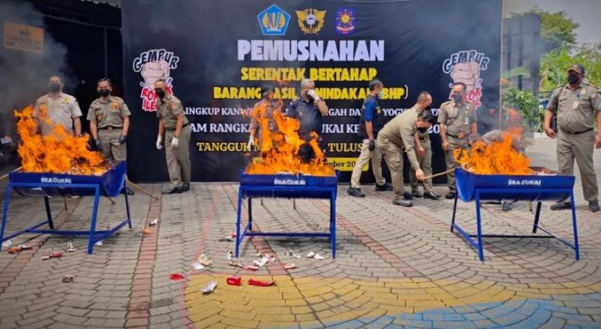 Asap Tebal Mengepul dari Tumpukan Rokok Ilegal