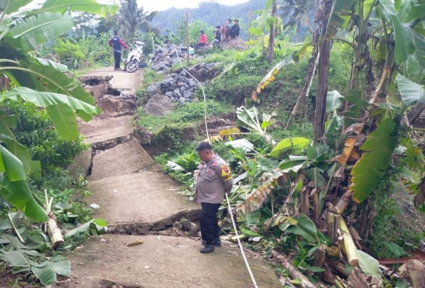 Tanah Bergerak di Sempor Kebumen, Jalan Desa Patah dan Terangkat