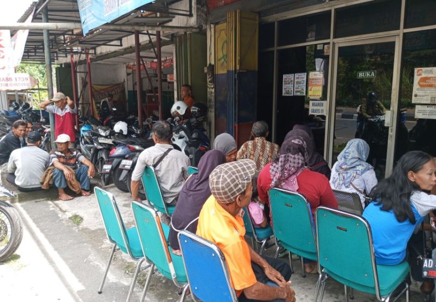 Demi BLT DBHCHT, Buruh Tani Tembakau Rela Antre Berjam-jam di BPR Bank Klaten