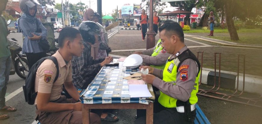 Petugas Satlantas Polres Purworejo Berbagi Biskuit