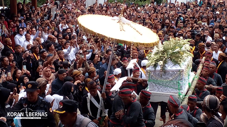 Ribuan Warga Mengantar Pemakaman Sunan Pakubuwono XIII
