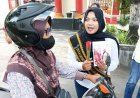 Peringati Hari AIDS, Tim Klautentik Bagikan Mawar ke Pengguna Jalan