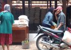 Warga Sidomulyo Bantul Terima Bantuan Beras dan Minyak Goreng