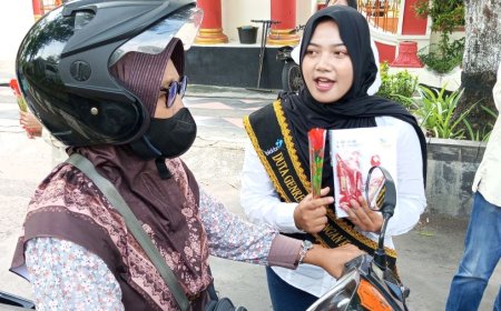 Peringati Hari AIDS, Tim Klautentik Bagikan Mawar ke Pengguna Jalan