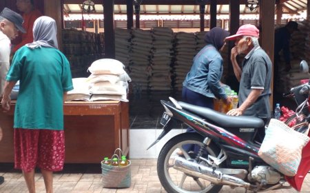 Warga Sidomulyo Bantul Terima Bantuan Beras dan Minyak Goreng