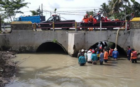 BPBD Kebumen Keruk Sedimen di Bawah Jembatan Kali Abang