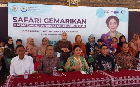 Titiek Soeharto Membagikan Satu Ton Ikan Segar untuk Warga Srandakan Bantul