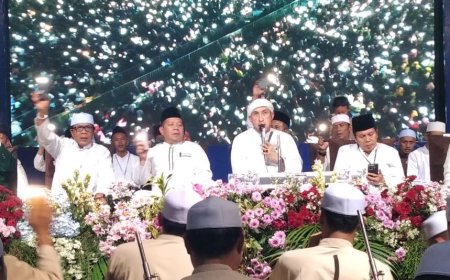 PDAM Bershalawat, Ribuan Jamaah Menyalakan HP di Alun-alun Purworejo