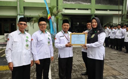 Kepala MTsN 9 Sleman Siti Juwariyah Meraih Penghargaan Adiwiyata Nasional