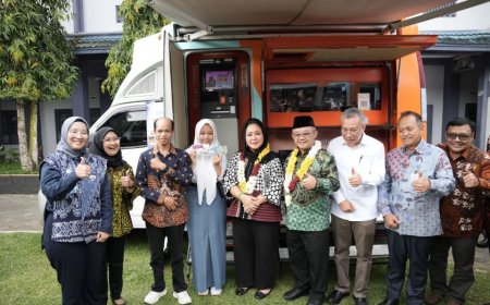 Mendikdasmen dan Ketua Komisi IV DPR RI Luncurkan Mobil Layanan Gerak PIP