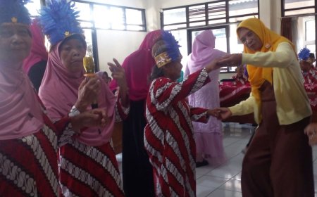 Saat Para Lansia Penghuni Panti Berdendang dan Joget Bersama