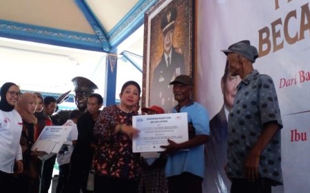 Titiek Soeharto Serahkan Bantuan Becak Listrik dari Presiden Prabowo
