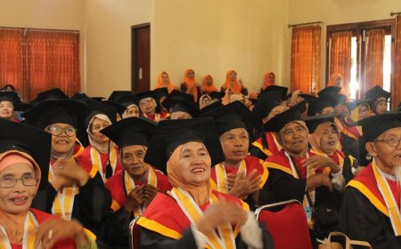 Sebanyak 133 Lansia Mengikuti Wisuda Program Sekolah Terpadu