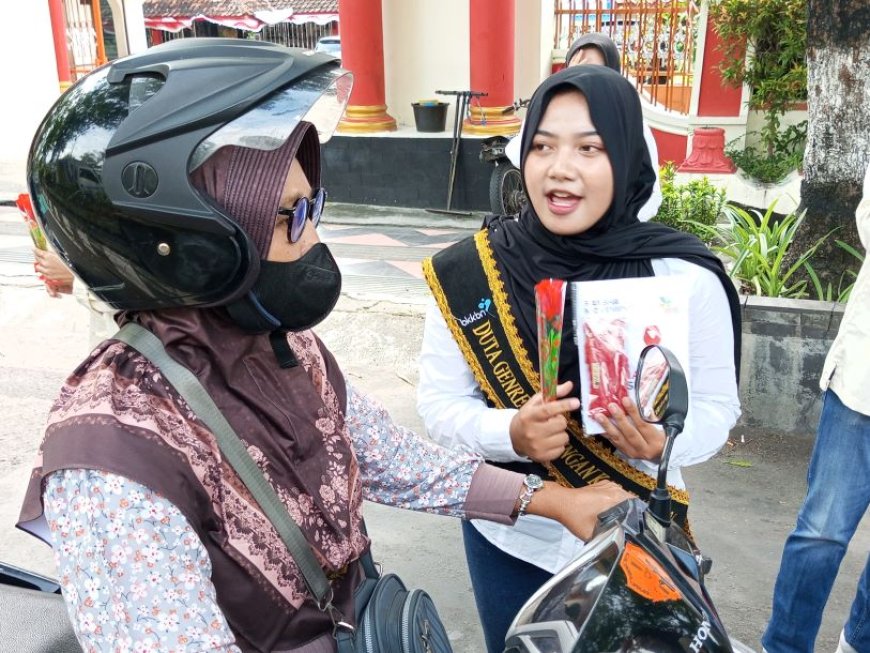 Peringati Hari AIDS, Tim Klautentik Bagikan Mawar ke Pengguna Jalan