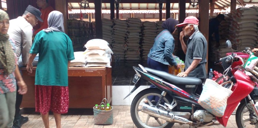 Warga Sidomulyo Bantul Terima Bantuan Beras dan Minyak Goreng