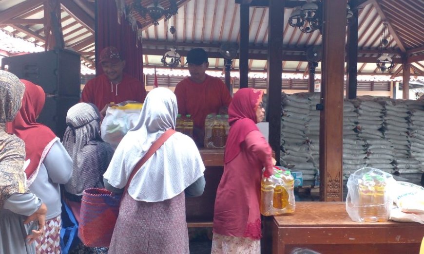 Warga Sidomulyo Bantul Terima Bantuan Beras dan Minyak Goreng