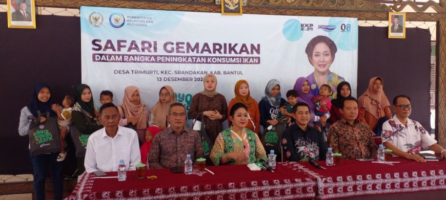 Titiek Soeharto Membagikan Satu Ton Ikan Segar untuk Warga Srandakan Bantul