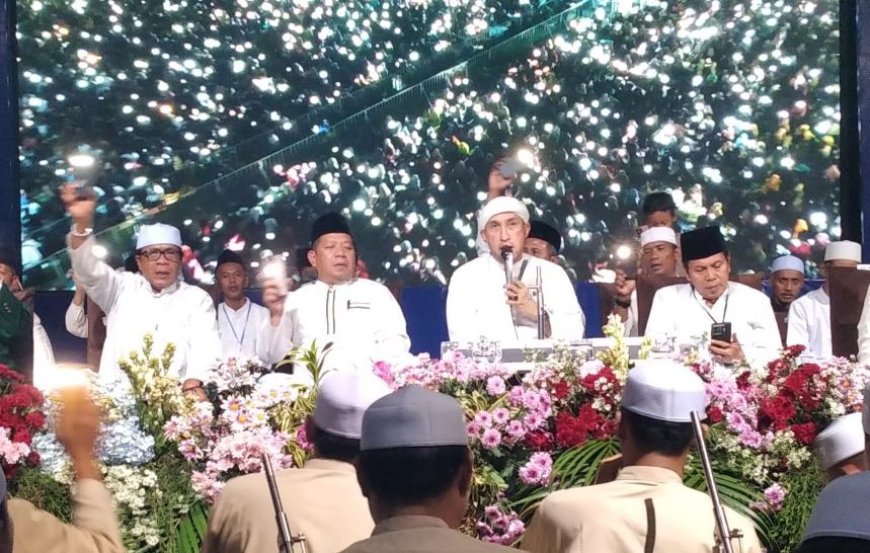 PDAM Bershalawat, Ribuan Jamaah Menyalakan HP di Alun-alun Purworejo