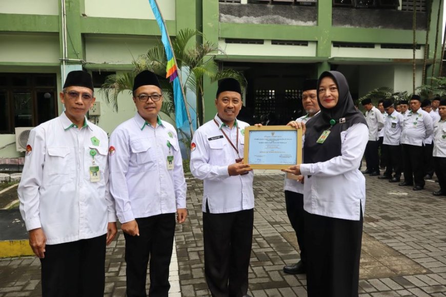 Kepala MTsN 9 Sleman Siti Juwariyah Meraih Penghargaan Adiwiyata Nasional