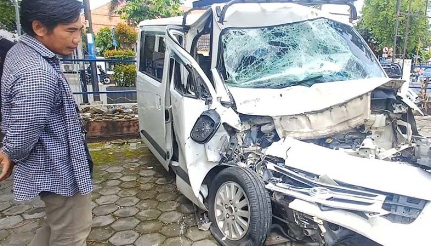 Truk vs Mini Bus di Ringroad Selatan Purworejo, Satu Orang Meninggal Dunia