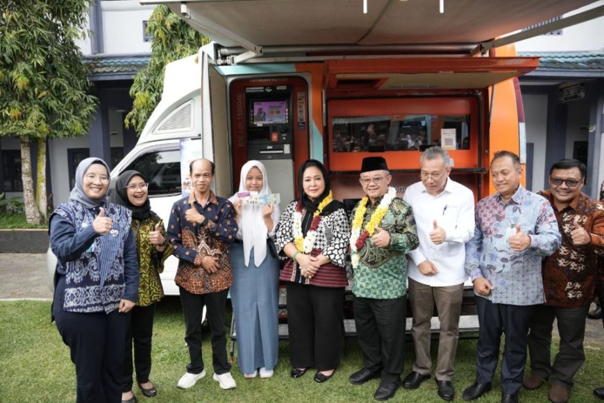 Mendikdasmen dan Ketua Komisi IV DPR RI Luncurkan Mobil Layanan Gerak PIP