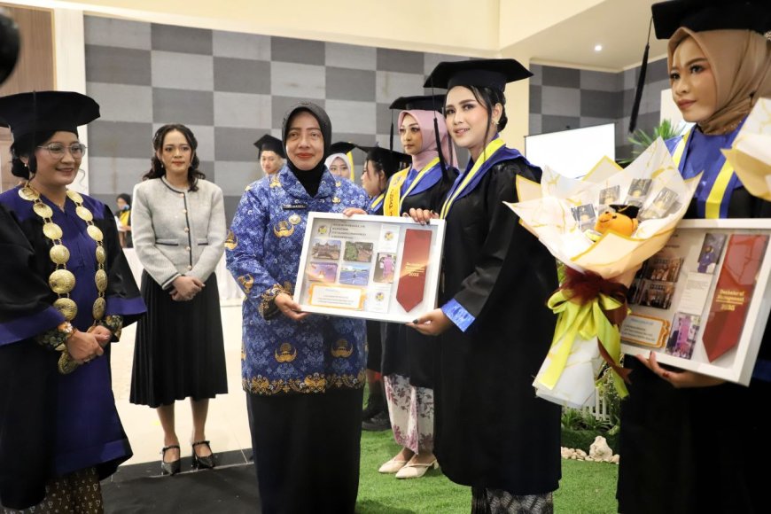 Bupati Purworejo Dorong Lulusan STIE Rajawali Proaktif Hadapi Persaingan