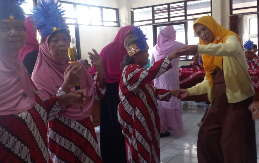 Saat Para Lansia Penghuni Panti Berdendang dan Joget Bersama