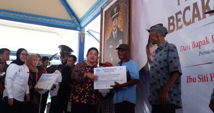 Titiek Soeharto Serahkan Bantuan Becak Listrik dari Presiden Prabowo