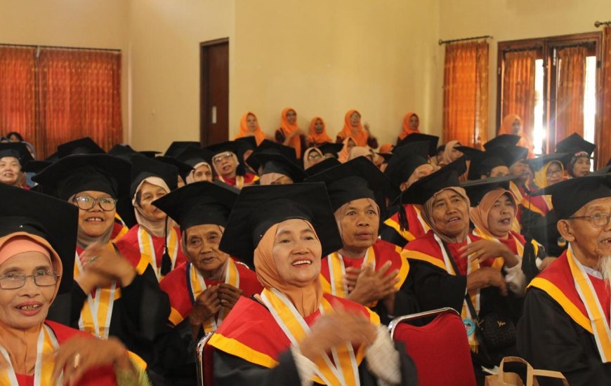 Sebanyak 133 Lansia Mengikuti Wisuda Program Sekolah Terpadu