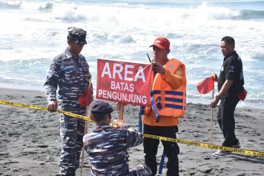 Pengunjung Pantai Dewaruci Diimbau Tidak Bermain Air dan Mandi di Laut
