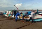 Perahu Nelayan Terbalik di Pantai Logending Kebumen