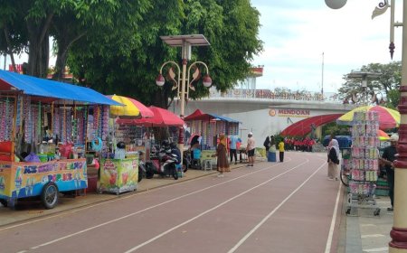 PKL dan Jasa Permainan Anak Memanfaatkan Alun-alun untuk Cari Nafkah