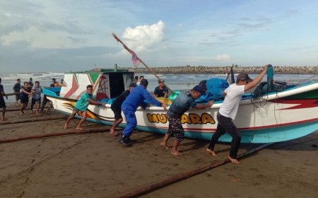 Perahu Nelayan Terbalik di Pantai Logending Kebumen