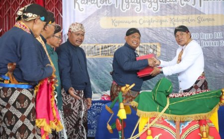 Bupati Sleman Terima Ubarampe Upacara Adat Labuhan Merapi