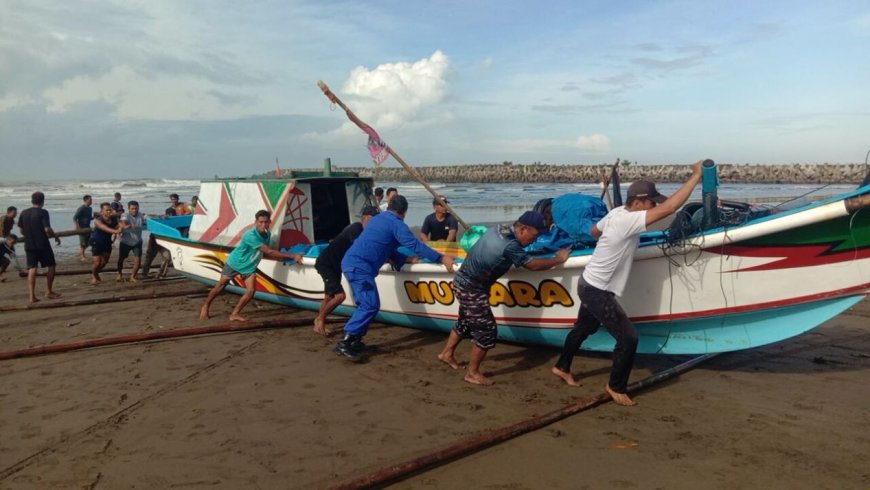 Perahu Nelayan Terbalik di Pantai Logending Kebumen