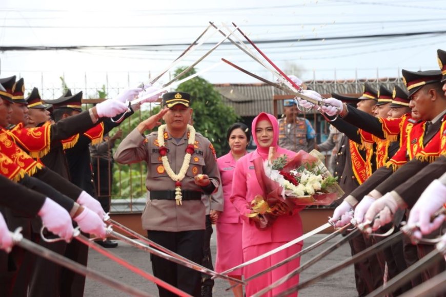Kapolres Kulonprogo AKBP Ridho Hidayat Disambut Pedang Pora