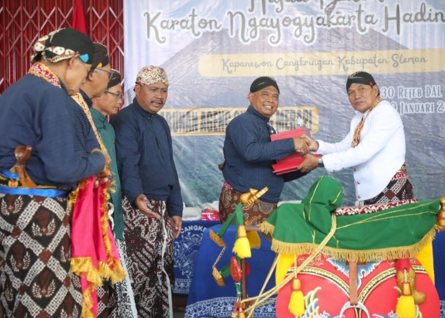 Bupati Sleman Terima Ubarampe Upacara Adat Labuhan Merapi