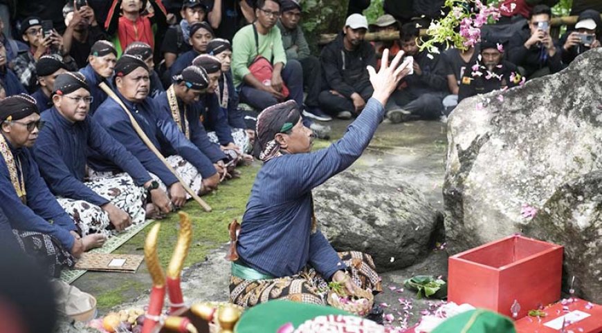 Danang Maharsa Membaur Bersama Warga dan Wisatawan di Labuhan Merapi 