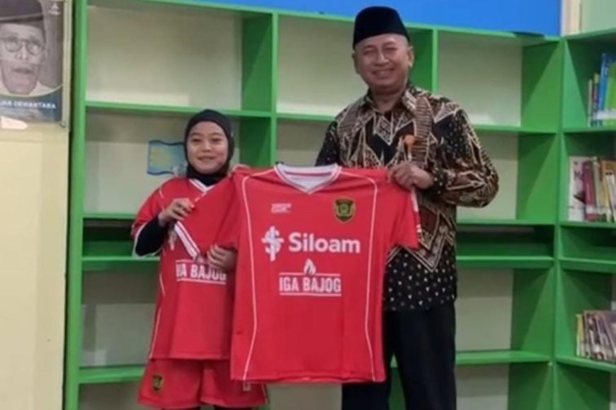Tim Sepak Bola Putri SD Muhammadiyah Sapen Luncurkan Jersey Baru