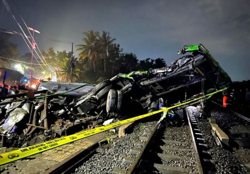 KA Gajayana Tabrak Truk Tronton di Perlintasan Kutowinangun Kebumen, Sopir Meninggal