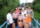 Polres Kebumen Memperbaiki Jembatan Desa