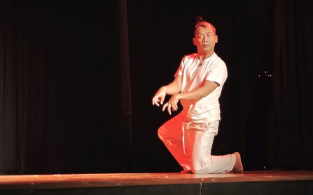 Andy SW Menyentil Kolega di Parade Pantomim "Sowan" 2026