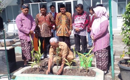 Puncak Acara 50 Tahun SMAN 2 Bantul Ditandai Tanam Pohon Tin dan Zaitun