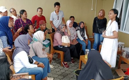Kube Lansia Tangguh Praktik Membuat Biowash, Solusi Cepat Mengolah Sampah Organik