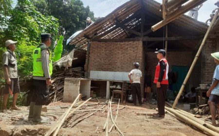 Hujan Deras Disertai Angin Kencang Merusak Rumah di Karanggayam Kebumen