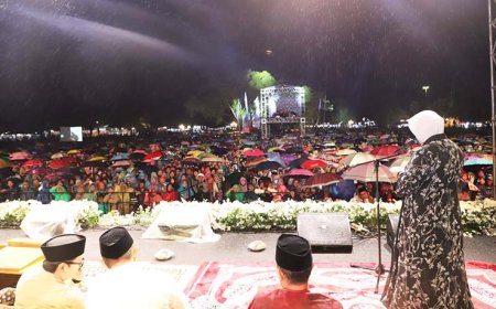 Diiringi Hujan Deras, Ribuan Jamaah Antusias Hadiri Pengajian Akbar Gus Iqdam
