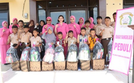 Sebanyak 15 Pelajar SD di Poncowarno Kebumen Peroleh Bantuan Alat Tulis