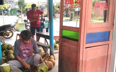 Ramadan Bawa Berkah bagi Penjual Kelapa Muda