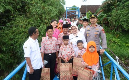 Polres Kebumen Memperbaiki Jembatan Desa