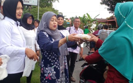 Bersama Kader PSI, Sofia Gudono Berbagi Takjil